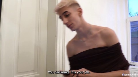 Der platinblonde Twink Denis Nowak präsentiert seinen riesigen Schwanz für Geld und bietet seinen engen Hintern für eine Runde an.