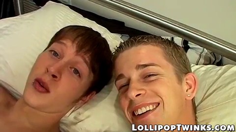 Un twink ammanettato riceve un'intensa penetrazione anale in POV da un enorme cazzo