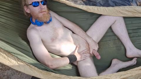 Nudista peloso Skycladstargazer perde i suoi vestiti e si strofinano il pene per te in un'amaca